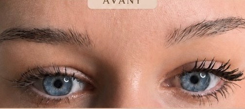Avant BROWLIFT, cliente aux yeux bleus
